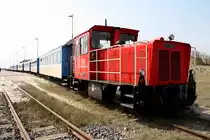 Im normalen Betriebsablauf schieben die Loks, der Schiffdienst und Inselbahn Wangerooge, die Züge vom Fähranleger zum Inselbahnhof. Nach einem informellem Gespräch mit dem Personal, wobei ich dies bedauerte, wurde 399 108-0 vom Tf unaufgefordert vor die Personenwagen gesetzt. Vielen Dank dafür und Gruss nach Wangerooge. Leider stand die Sonne nicht besonders günstig. 23.04.2011
