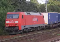 Mit einem Tragwagenzug voll Aufliegern kommt 152 065-9 durch Dendensen G�mmer am 23.6.2011 in Richtung Seelze gefahren.
