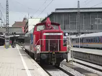 363 105-8 rangiert am 24. Juni 2011 einen Wagen des Alex im M�nchener Hbf.
