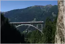 Mit dem Steuerwagen voraus f�hrt EC 114  W�rthersee  von Klagenfurt nach Dortmund �ber die m�chtige Falkensteinbr�cke nahe Obervellach. 28_6_2011