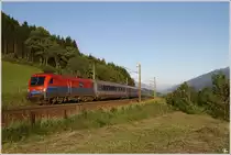 1116 019 der Rail Cargo Hungaria f�hrt mit EC 593  Felsentherme Bad Gastein  von Klagenfurt nach Salzburg. 
M�hldorf-M�llbr�cke 28_6_2011
