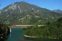 Eine 1216 der �BB hat am letzten Sommerferientag, dem 31.08.2008, den EC 100  Jo�e Plečnik  von Ljubliana nach Praha am Haken und �berquert zum Zeitpunkt der Aufnahme gerade die 195 Meter lange Steyrbr�cke �ber den Klausersee n�chst Steyrling.