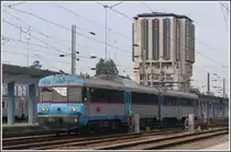 Ein Dieseltriebzug der BR450, hier die Nr 0456, stellt die Verbindung von Porto ins spanische Vigo her und verl�sst soeben Contumil. (17.05.2011)