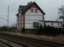 Gleich neben der Bahnstrecke Stralsund-Sassnitz stand,am 23.Januar 2009,  in Rambin noch dieses Bahnw�rterhaus,inzwischen ist das Haus wegen Leerstand abgerissen.
