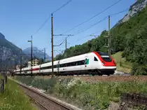 Ein ICN am 26.06.2011 bei der Durchfahrt in Erstfeld. 