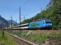 Die Re 460 071 mit einem IR nach Locarno am 26.06.2011 bei der Ausfahrt aus Erstfeld. 