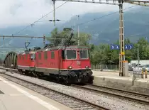 Re 4/4 II Doppeltraktion bei der Durchfahrt durch den Bhf.Landquart.
30.06.11