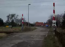 Da es an diesem Bahn�bergang in Rambin nicht viel Autoverkehr gibt,gibt es hier auch keinen R�ckstau.Aufnahme vom 23.Januar 2009. 