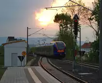 Der Fotoausflug nach Dedensen-G�mmer endet am Abend daheim im Stadtbahnhof Eschwege, wo gerade 427 054 als R7 den Bahnhof in Richtung Bebra verl�sst. Aufgenommen am 29.04.2011.