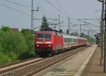 120 141-7 mit einem bunten IC aus Hannover kommend in Richtung Wunstorf. Aufgenommen am 29.04.2011 in Dedensen-G�mmer.