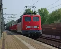 140 217-1 mit gemischtem G�terzug in Fahrtrichtung Wunstorf. Aufgenommen am 29.04.2011 in Dedensen-G�mmer.