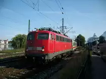 Am Morgen des 27.06.2011 verursachten der Bahn�bergang in Warnem�nde, 2 Kreuzfahrersonderz�ge, die S-Bahn und der Rheingold-Sonderzug (V200 116) ein Verkehrschaos auf Schiene und Stra�e. Die Touristen-Busse stauten sich (rechts im Bild) und die S-Bahn muss warten, da wegen Bauarbeiten nur ein Gleis zur Verf�gung steht. Im Bild ist 110 452-0 aus Braunschweig mit DZ 2680 nach Berlin.