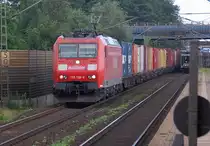 Mit einem Containerzug in Richtung Seelze kommt die 185 198-9 an diesem Donnerstag den 23.6.2011 durch Dedensen-G�mmer gefahren.