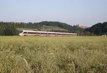 Ein ICE-T ist am 27. Juni 2011 auf der Frankenwaldbahn bei Kronach unterwegs.