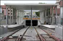 . Durch den Bauzaun geblickt - 

Hier geht es Ende des Jahre in den Tunnel unter Zuffenhausen: Rampenhaltestelle Zuffenhausen Rathaus der Linie U15 nach Stuttgart-Stammheim. 

30.06.2011 (M)