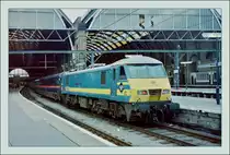 Eine belgische SNCB / NMBS Class 90 in England? 
Die 90028 steht mit einem GNER Service in Kings Cross. 
Leider gab es damals noch kein BB.de, so dass ich nicht wusste, dass man Bahnsteigd�cher und Stationschilder nicht abschneiden sollte...
(Gescanntes Negativ/ 20. September 1999)