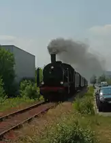 Die 38 2267 (ex. P8 2553 Erfurt) vom Eisenbahnmuseum Bochum-Dahlhausen mit Nostalgiezug der RuhrtalBahn am 05.06.2011 in Hattingen kurz vom Haltepunkt Henrichsh�tte. Die Lok wurde 1918 unter der Fabriknummer 15695 von der Fa. Henschel gebaut.