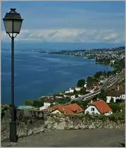 Ausblick von Grandvaux in Richtung Lausanne, w�hrend in Villette ein Flirt gerade abgefahren ist.
(15.06.2011)