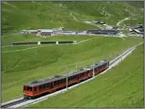 Ein Zug der Jungfraubahn auf dem Weg in Richtung Jungfrau. Im Hintergrund die Kleine Scheidegg mit Bahnhof, Depot und den ganzen Einrichtungen f�r den Tourismus. Die Aufnahme stammt vom 19.07.2010. 