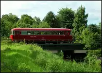 Uerdinger Schienenbus der H�mmlinger Kreisbahn bei �berqueren der Maade in Richtung Wilhelmshaven als Pendelverkehr zum Wochenende an der Jade.
01/07/2011