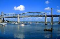 43170 und 43165 als HST 08.28 Penzance berquert den Tamar bei Saltash, 31.08.2010. Die Royal Albert Bridge wurde von Isambard Kingdom Brunel entworfen und 1859 fertiggestellt.