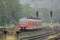 425 152 mit einer S5 aus Hannover in Altenbeken am 03.07.2011.

Edith: Bild um 0,00002 ausgerichtet damit niemand auf die Idee kommen knnte, dass es schief ist!