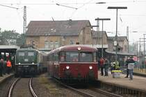 VT98 neben 141 228 am 03.07.2011 in Altenbeken.