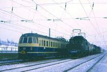 194 112 und ein 456 begegnen sich bei Mannheim Friedrichsfeld, 09.01.1985.