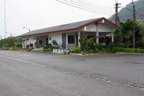 Strassenseitige Ansicht des Bf. Ban Plu Ta Luang am 17.Mrz 2011. 

