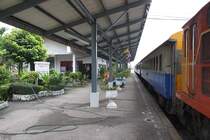 Hausbahnsteig des Bf. Ban Plu Ta Luang wartet am 17.Mrz 2011 der ORD 284 nach Bangkok auf die Abfahrt.