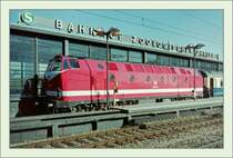 Die 229 105-3 wartet mit einem IC auf die Ausfahrt in Berlin Zoologischer Garten.
(Mai 1994/gescanntes Negativ)