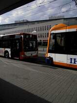 Ein Mercedes Benz Citaro und eine RNV Variobahn in Heidelberg Hbf am 03.07.11