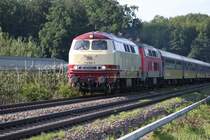 218 105-5 und 218-432 mit einem Sonderzug von Trier nach Friedrichshafen Stadt. Die beiden 218 zogen den Zug allerdings nur auf der Strecke Ulm - Friedrichshafen und als Lz zurck nach Ulm. Aufgenommen bei Meckenbeuren am Bahnbergang Brugg (03.07.2011)