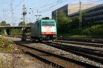 Die Cobra 2822 rangiert in Aachen-West bei Sonne.
3.7.2011