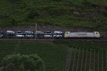 Captrain 186 142 am 24.6.11 mit einem Ford Autozug in Pnderich.