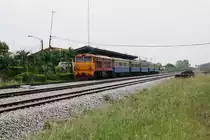 AHK 4211 (Co'Co', de, Henschel, Bj.1980, Fab.Nr. H-32457) am 17.M�rz 2011 vor dem ORD 284 nach Bangkok im Bf. Ban Plu Ta Luang.