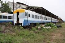 Im September 1996 erhielten die SRT 26 DMU's (5x KIRO 28, 9x KIHA 28 und 12x KIHA 58) von der JR West. Diese Ende der 1960er gebauten Triebwagen wurden umgespurt und ab 1998 als klimatisierte Reisezugwagen verwendet. Wegen Instandhaltungsprobleme wurde zuerst die Klimaanlage samt Dieselaggregat ausgebaut. Wegen weiterer Instandhaltungsprobleme wurden Ende 2004 19 Wagen im damaligem Zustand in der aufgelassenen Werksttte Ban Plu Ta Luang abgestellt. Bild vom 17.Mrz 2011.