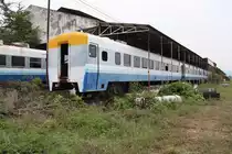Im September 1996 erhielten die SRT 26 DMU's (5x KIRO 28, 9x KIHA 28 und 12x KIHA 58) von der JR West. Diese Ende der 1960er gebauten Triebwagen wurden umgespurt und ab 1998 als klimatisierte Reisezugwagen verwendet. Wegen Instandhaltungsprobleme wurde zuerst die Klimaanlage samt Dieselaggregat ausgebaut. Wegen weiterer Instandhaltungsprobleme wurden Ende 2004 19 Wagen im damaligem Zustand in der aufgelassenen Werkst�tte Ban Plu Ta Luang abgestellt. Bild vom 17.M�rz 2011.