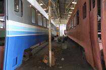 Im September 1996 erhielten die SRT 26 DMU's (5x KIRO 28, 9x KIHA 28 und 12x KIHA 58) von der JR West. Diese Ende der 1960er gebauten Triebwagen wurden umgespurt und ab 1998 als klimatisierte Reisezugwagen verwendet. Wegen Instandhaltungsprobleme wurde zuerst die Klimaanlage samt Dieselaggregat ausgebaut. Wegen weiterer Instandhaltungsprobleme wurden Ende 2004 19 Wagen im damaligem Zustand in der aufgelassenen Werksttte Ban Plu Ta Luang abgestellt. Bild vom 17.Mrz 2011.