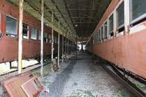 Im September 1996 erhielten die SRT 26 DMU's (5x KIRO 28, 9x KIHA 28 und 12x KIHA 58) von der JR West. Diese Ende der 1960er gebauten Triebwagen wurden umgespurt und ab 1998 als klimatisierte Reisezugwagen verwendet. Wegen Instandhaltungsprobleme wurde zuerst die Klimaanlage samt Dieselaggregat ausgebaut. Wegen weiterer Instandhaltungsprobleme wurden Ende 2004 19 Wagen im damaligem Zustand in der aufgelassenen Werksttte Ban Plu Ta Luang abgestellt. Bild vom 17.Mrz 2011.