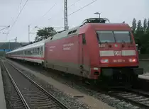 Die zweit�lteste 101 als Schlu�lok,am 02.Juli 2011,im IC 2353 Erfurt-Binz,beim Halt in Bergen/R�gen.Zuglok war 115 383.