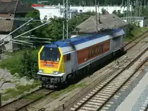 LOCON-401 neben dem alten Kleinbahnhof in Bergen/R�gen,am 28.Juni 2011,unterhalb der Fussg�ngerbr�cke.