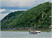 - Am Rhein - In Koblenz bringt die Rheinseilbahn am 23.06.2011 die BuGa Besucher zur Festung Ehrenbreitstein und zur�ck, w�hrend unten auf der rechten Rheinstrecke ein G�terzug vorbeif�hrt. (Jeanny)