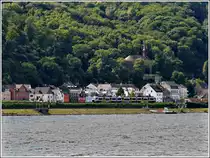 - Am Rhein - Eine Trans regio Einheit durchf�hrt am 24.06.2011 den Koblenzer Stadtteil Stolzenfels. (Hans)