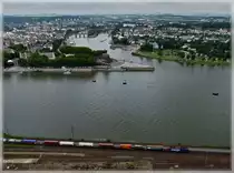 - Am Rhein - Von der Festung Ehrenbreitstein kann man die M�ndung der Mosel in den Rhein in Koblenz beobachten, sowie die G�terz�ge auf der rechten Rheinstrecke und nat�rlich auch die Rheinseilbahn. 24.06.2011. (Jeanny)  