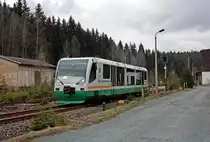 GDL-Streik 1: Am 15.4.011 war wieder ein Streik der GDL angesetzt; dem Fotografen bieten sich in Zwotental dann ganz neue Motive, da die aus Graslitz/Klingenthal kommenden Z�ge in Zwotental wenden und von Gleis 1 statt regul�r Gleis 2 zur�ckfahren. 654 034 (VT34  Stadt Auerbach im Vogtland ) als VBG20819 Zwotental (reg.: Zwickau) - Graslitz (- Falkenau) in Zwotental, 15.4.011.