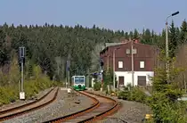 GDL-Streik 2: Auch am 19.4.011 wurde gestreikt; 654 043 (VT43) kam als VBG20817 (Falkenau -) Graslitz - Zwotental (reg.: Zwickau) auf Gleis 1 an und wartet nun auf die Fahrg�ste, die vom Schienenersatzverkehr aus Zwickau gebracht werden, um zur�ck Richtung Tschechei zu fahren. Im Gegensatz zu den meisten durchg�ngigen Z�gen konnte man die mutigen Gef�hrten, die sich ins Wagnis  Bahnfahrt w�hrend Lokf�hrer-Streik  st�rzten, h�ufig an einer Hand abz�hlen.