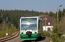 GDL-Streik 3: Immer noch der 19.4.011, immer noch 654 043 (VT43), immer noch in Zwotental. VT43 fhrt als VBG20817 Zwotental (reg.: Zwickau) - Graslitz (- Falkenau) in die Tschechei davon, zurck bleibt ein aus Mangel an mutigen Fahrgsten leerer SEV.