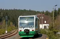 GDL-Streik 3: Immer noch der 19.4.011, immer noch 654 043 (VT43), immer noch in Zwotental. VT43 f�hrt als VBG20817 Zwotental (reg.: Zwickau) - Graslitz (- Falkenau) in die Tschechei davon, zur�ck bleibt ein aus Mangel an mutigen Fahrg�sten leerer SEV.