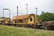 Schttgutwagen in einen Gterzug in Lehrte am 17.06.2011.